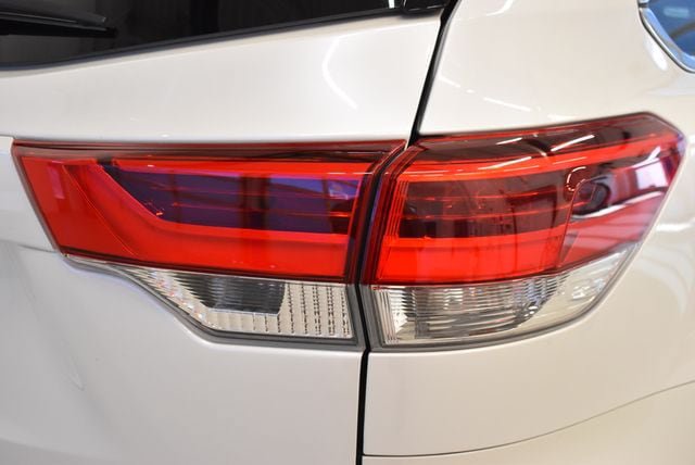 Used 2018 Toyota Highlander XLE AWD/4WD image 12