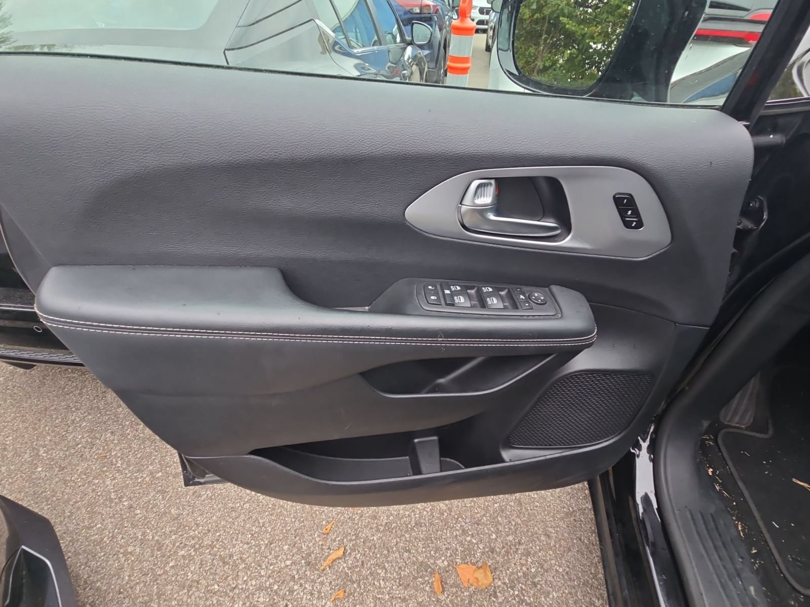 Used 2025 Chrysler Pacifica Limited FWD image 25