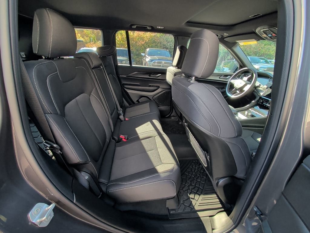 Used 2025 Jeep Grand Cherokee Laredo X w/ Luxury Tech Group I image 16