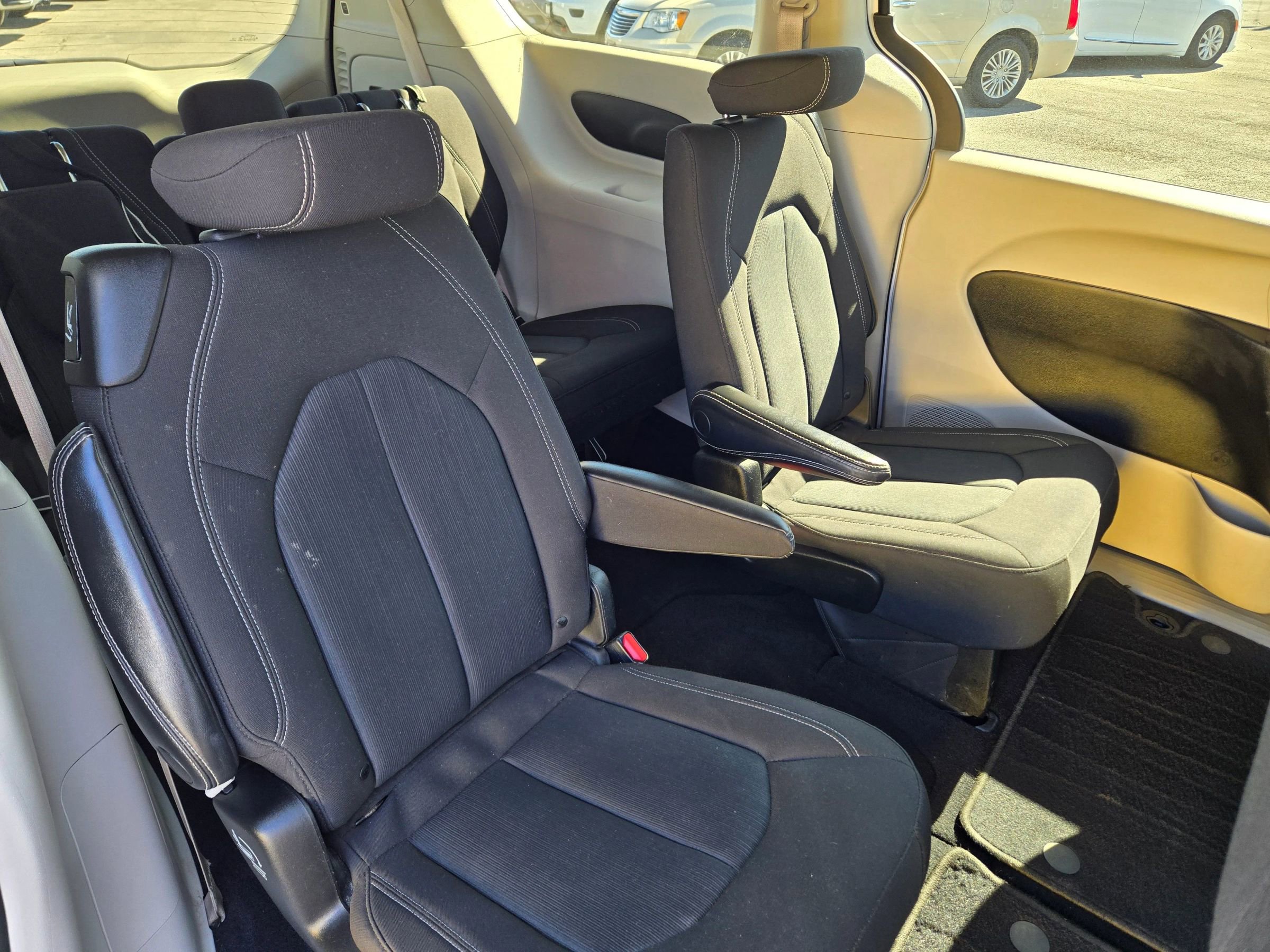 Used 2022 Chrysler Voyager LX image 47