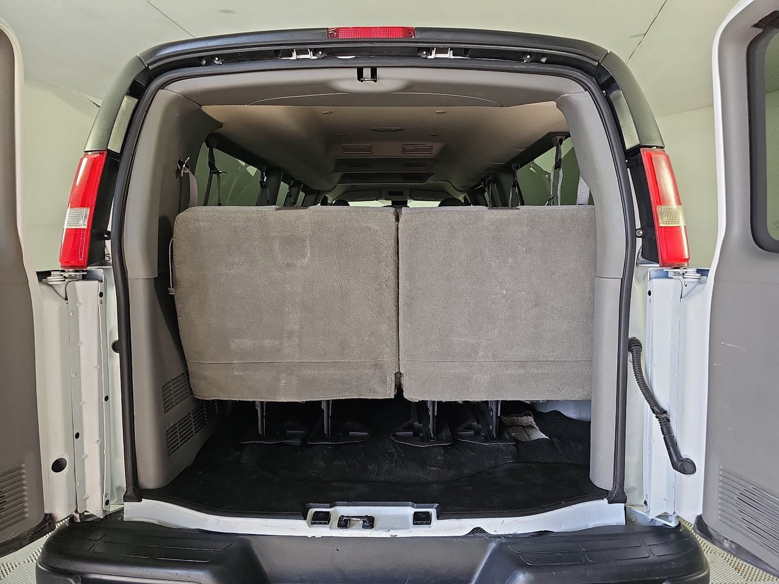 Used 2024 Chevrolet Express 3500 LS RWD image 12