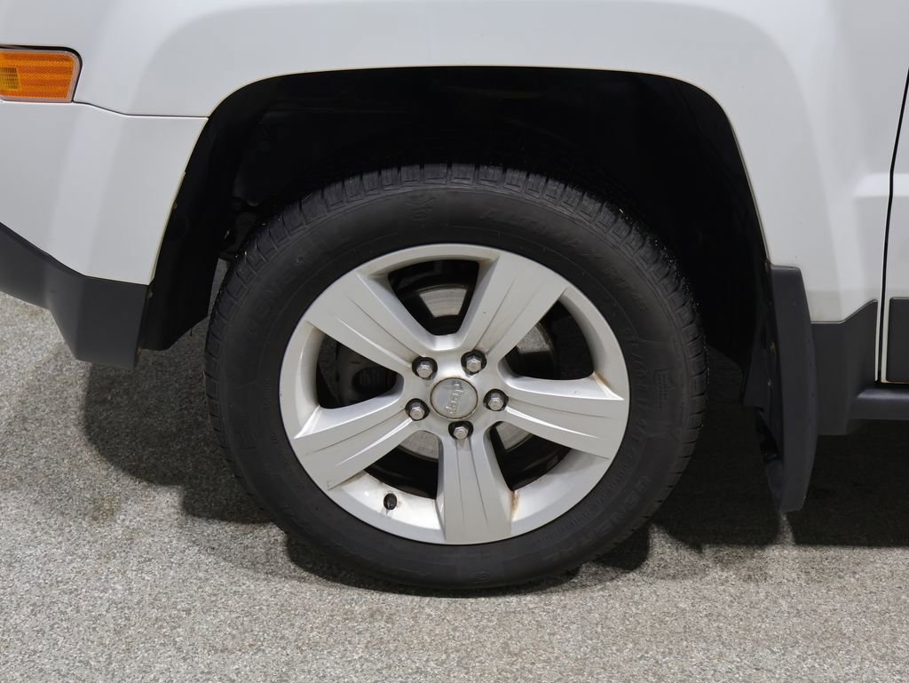 Used 2013 Jeep Patriot Latitude w/ Premium Sound Group AWD/4WD image 8