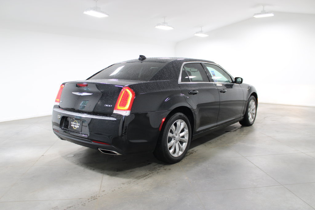 Used 2023 Chrysler 300 Touring AWD/4WD image 11
