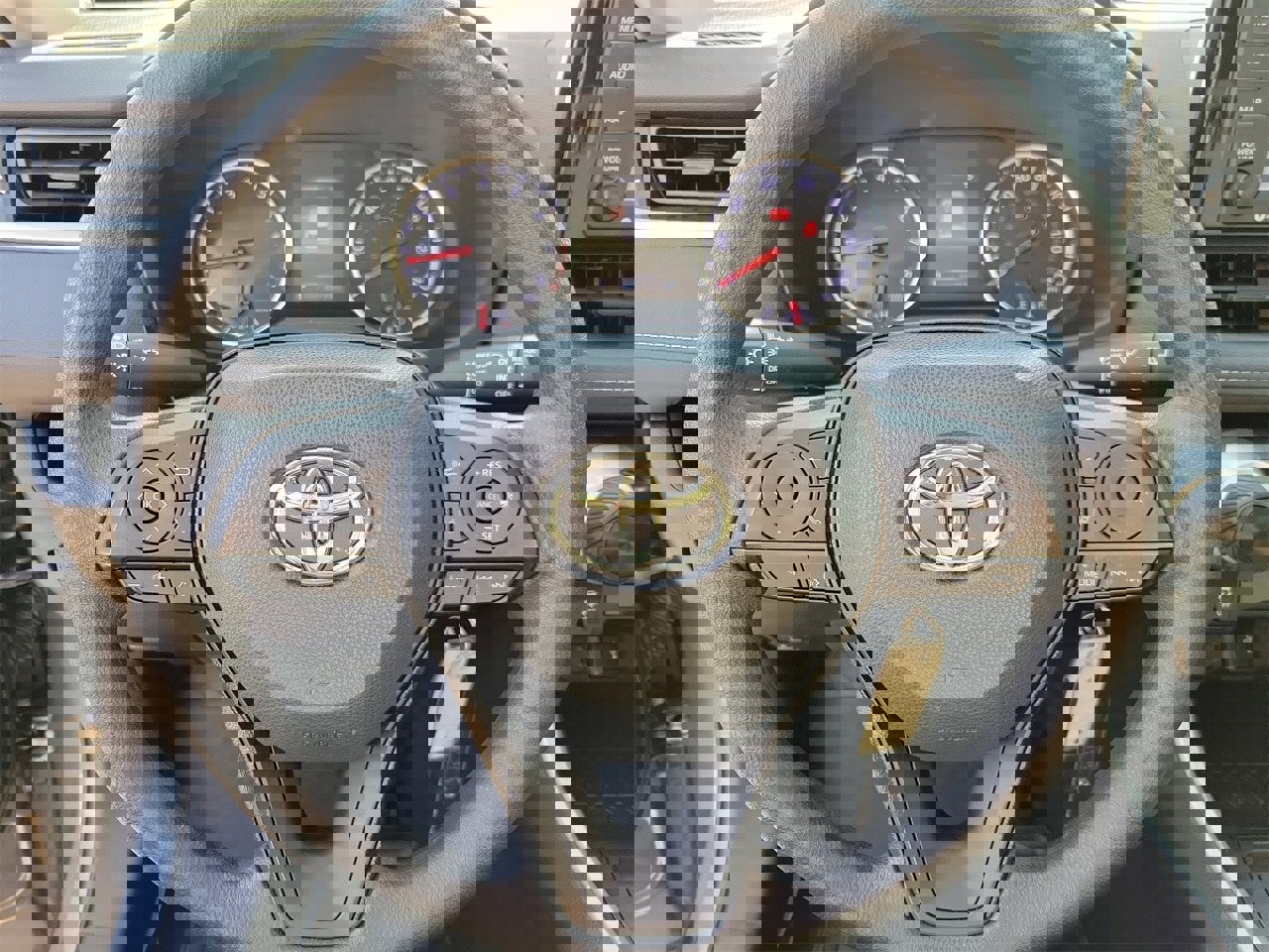 Used 2021 Toyota RAV4 LE image 18