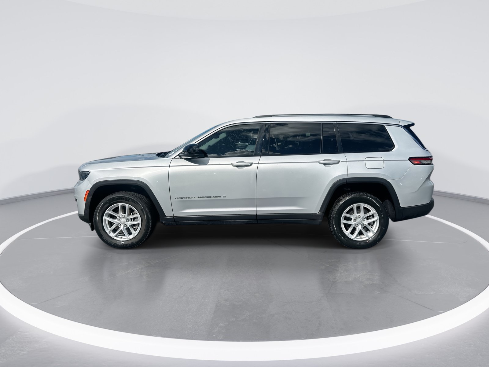 Used 2023 Jeep Grand Cherokee L Laredo w/ Luxury Tech Group I AWD/4WD image 6