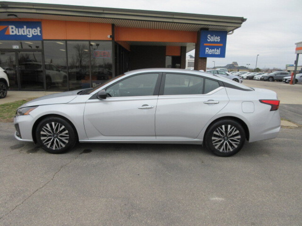 Used 2024 Nissan Altima 2.5 SV image 2