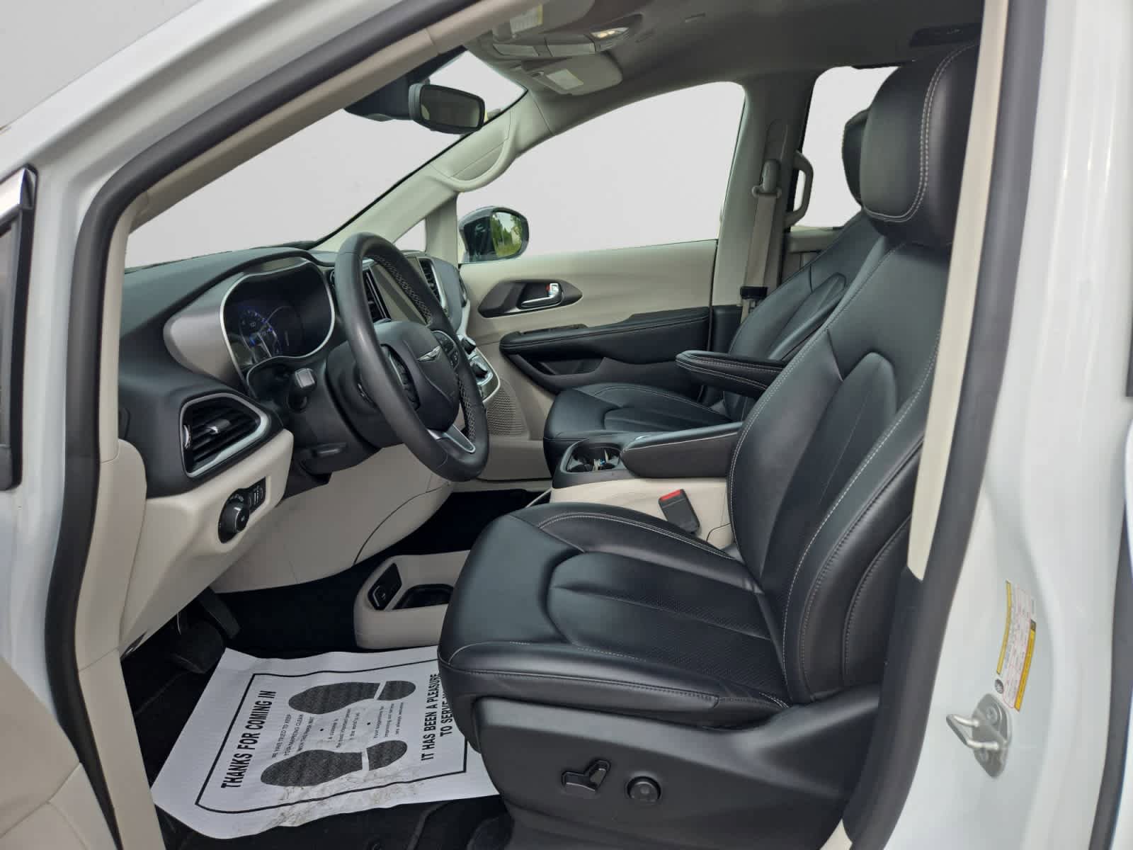 Used 2024 Chrysler Pacifica Touring-L FWD image 9