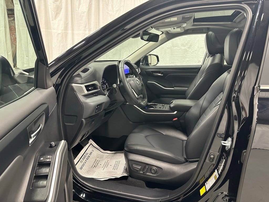 Used 2025 Toyota Highlander XLE image 10