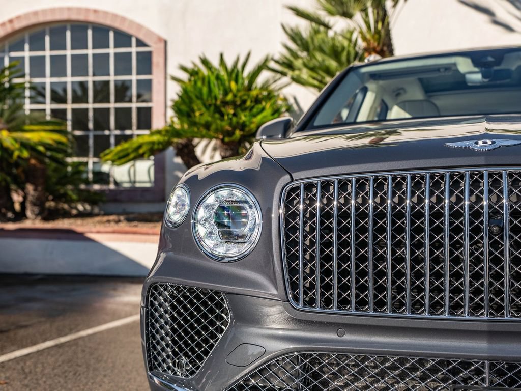 Used 2025 Bentley Bentayga AWD/4WD image 36