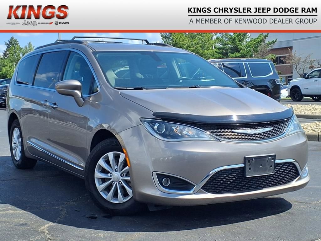 Used 2017 Chrysler Pacifica Touring-L image 1