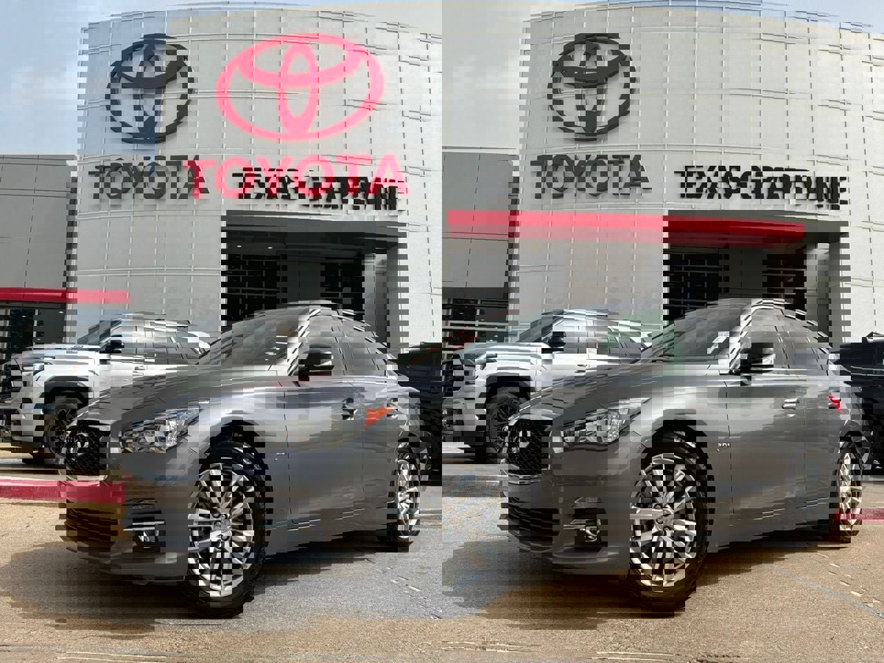 Used 2016 INFINITI Q50 3.0t Premium w/ 3.0T Premium Plus Package RWD image 2