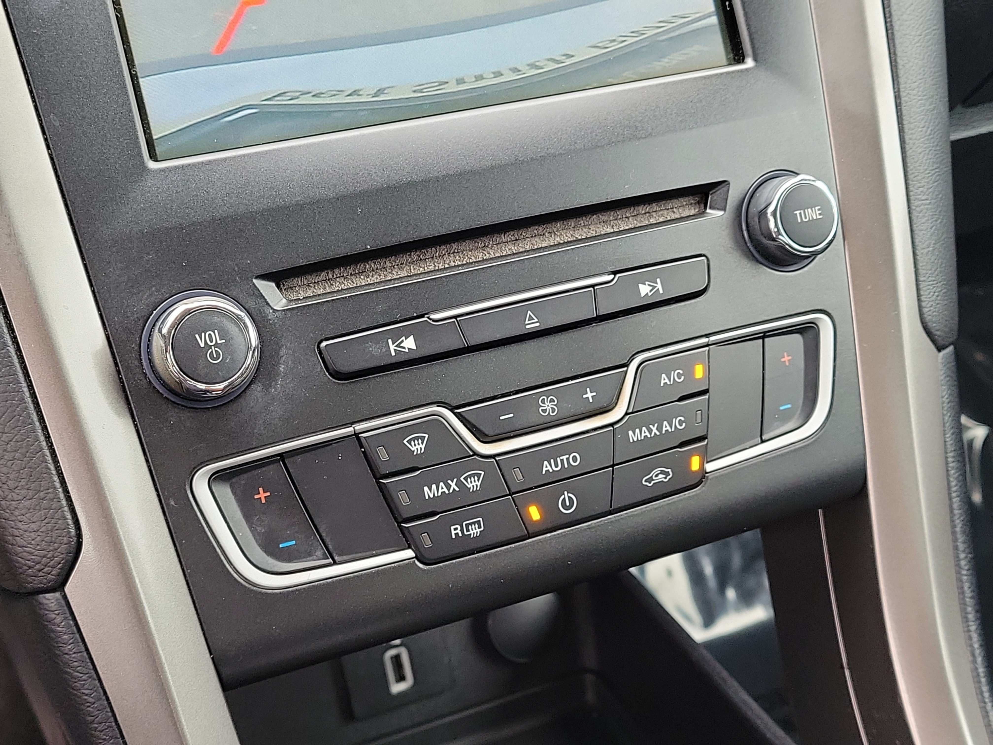 Used 2018 Ford Fusion SE FWD image 25