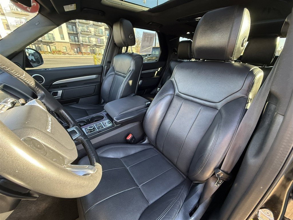 Used 2020 Land Rover Discovery Landmark image 14