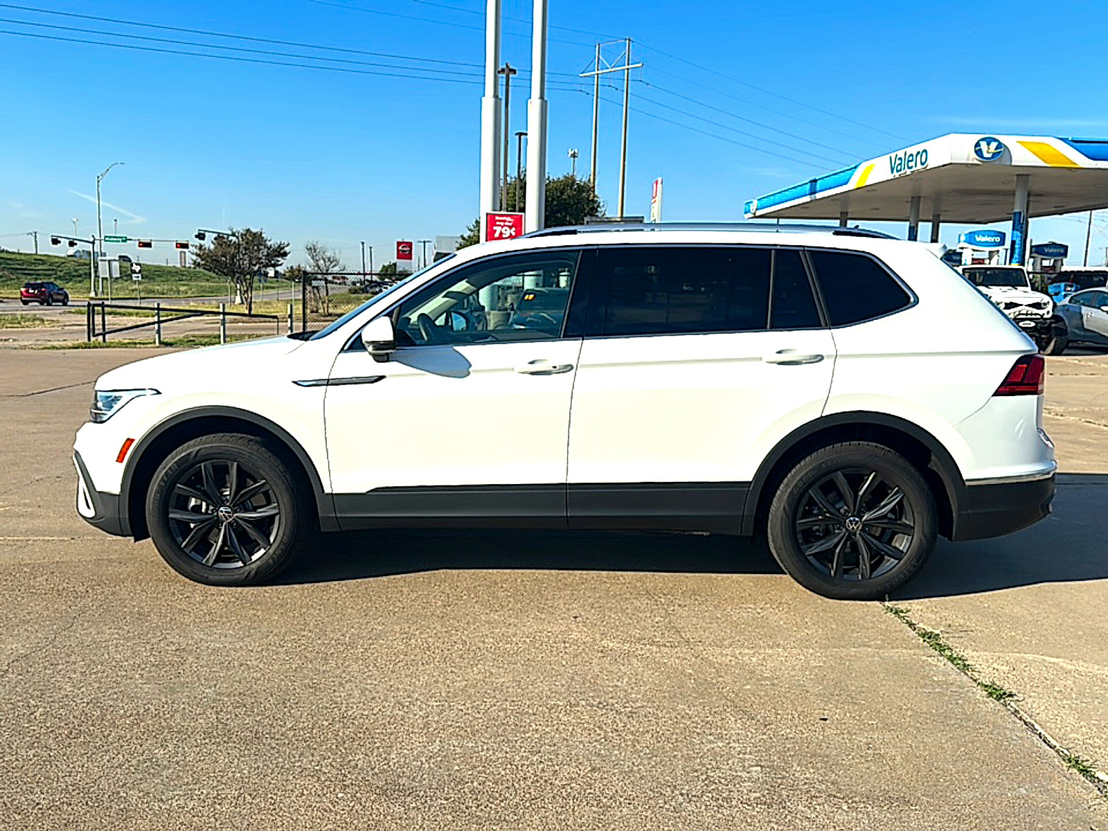 Used 2024 Volkswagen Tiguan SE w/ Panoramic Sunroof Package image 5
