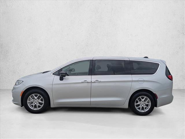 Used 2024 Chrysler Pacifica Touring-L FWD image 9