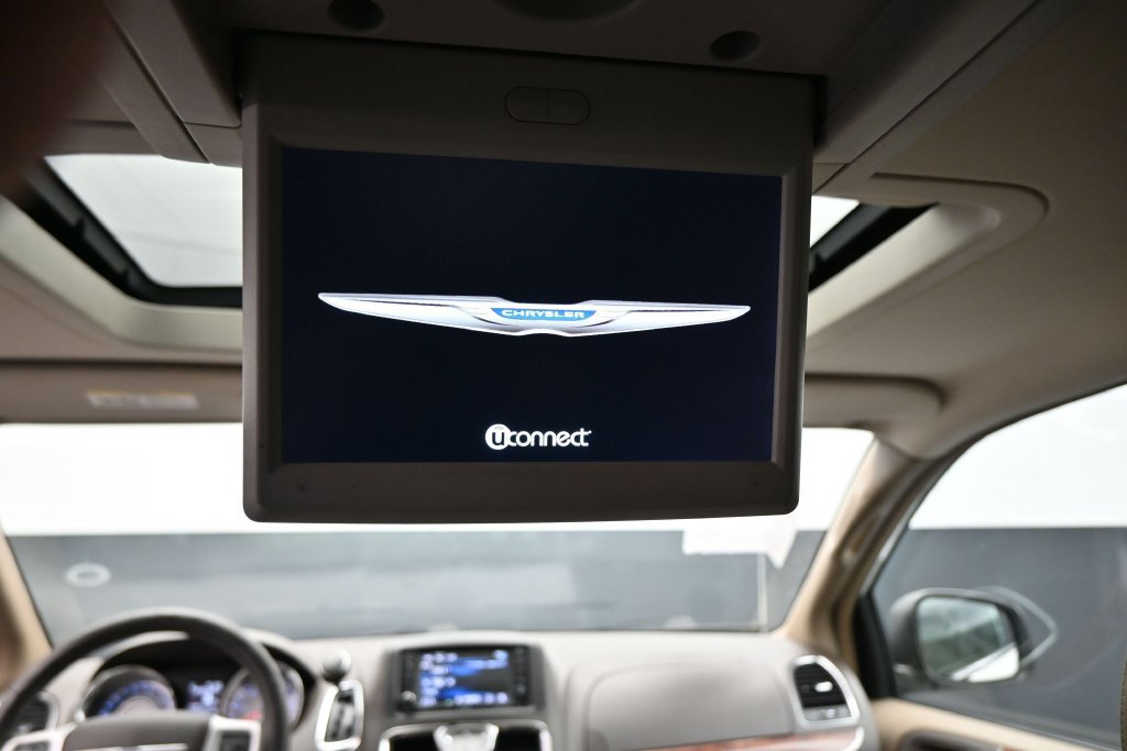 Used 2016 Chrysler Town & Country Touring-L FWD image 28