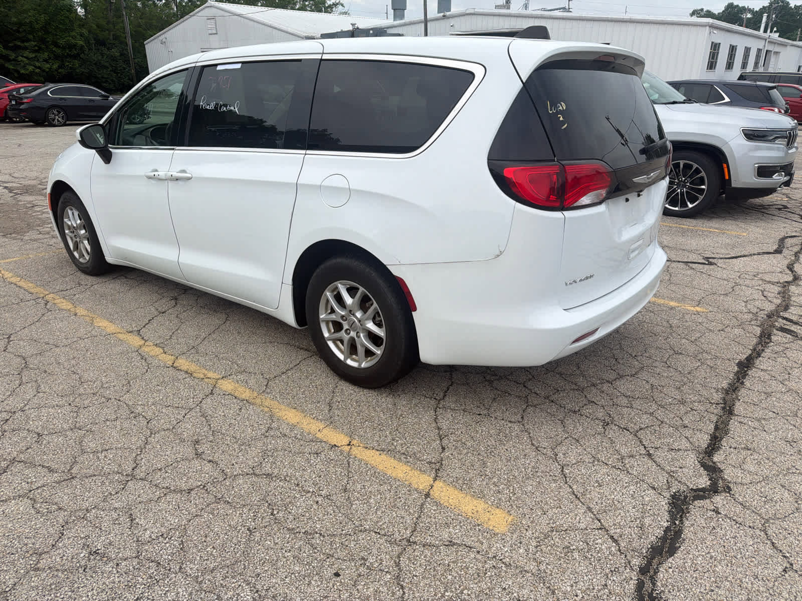 Used 2022 Chrysler Voyager LX FWD image 7