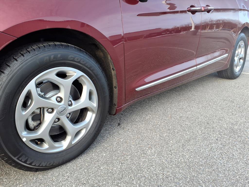 Used 2023 Chrysler Pacifica Limited image 10