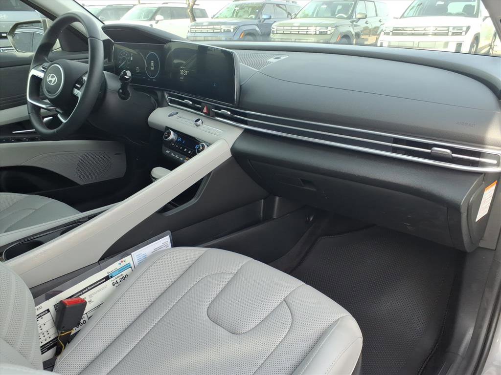 Certified 2025 Hyundai Elantra Limited FWD image 10