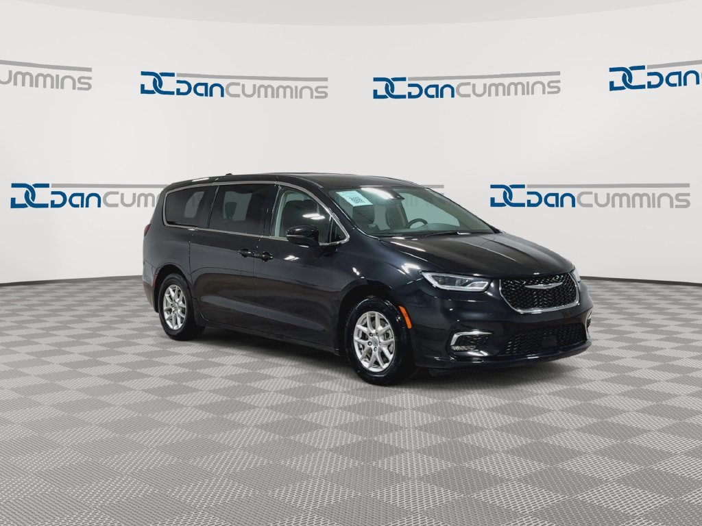 Used 2023 Chrysler Pacifica Touring-L FWD image 3