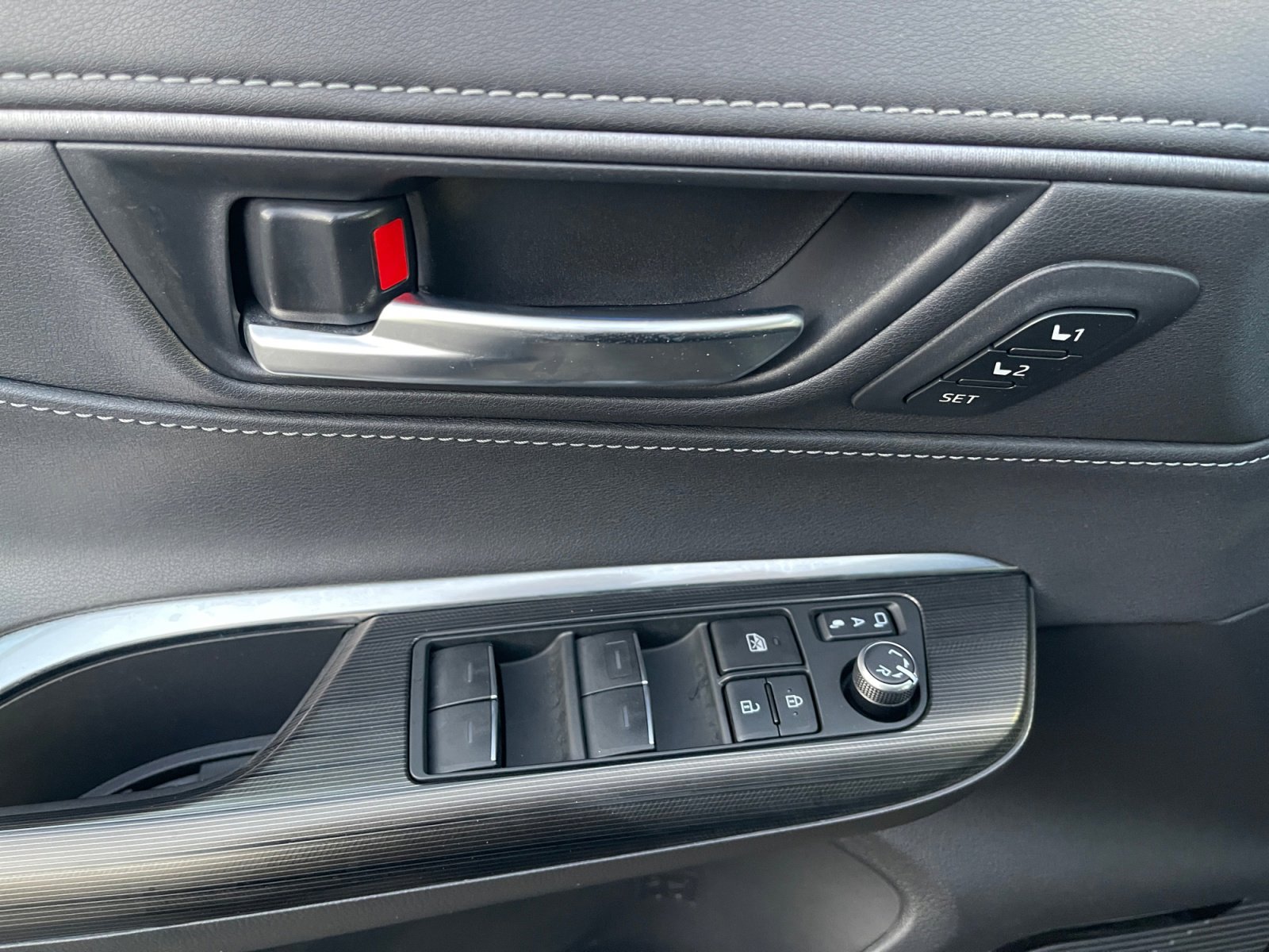 Used 2024 Toyota Venza XLE image 18