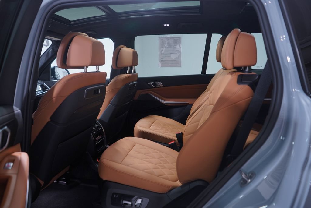 Used 2025 BMW X7 xDrive40i w/ M Sport Package image 9