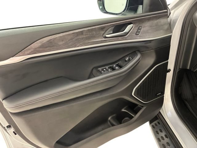Used 2023 Jeep Grand Cherokee Limited w/ Luxury Tech Group II AWD/4WD image 13