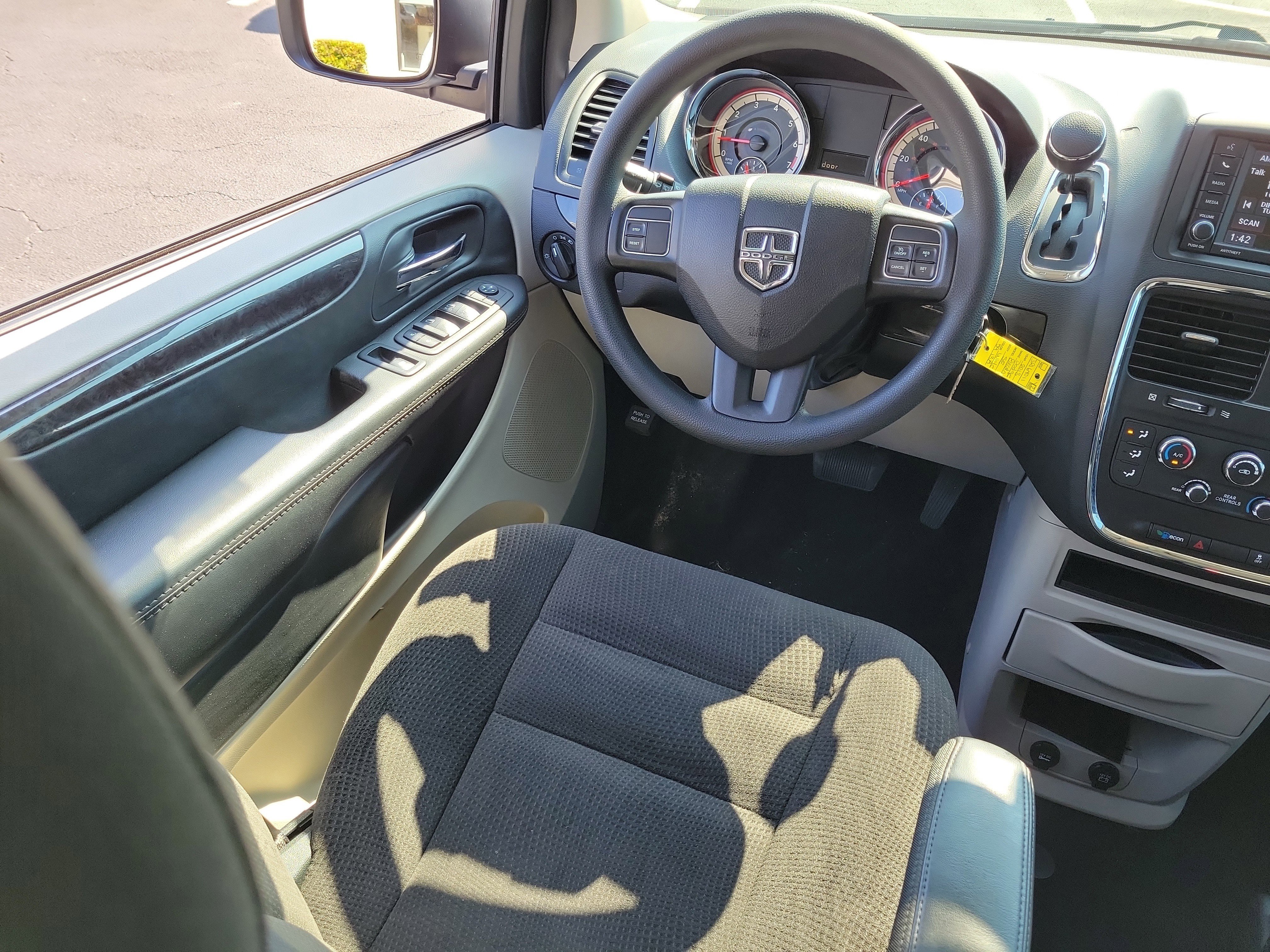 Used 2018 Dodge Grand Caravan SE image 16