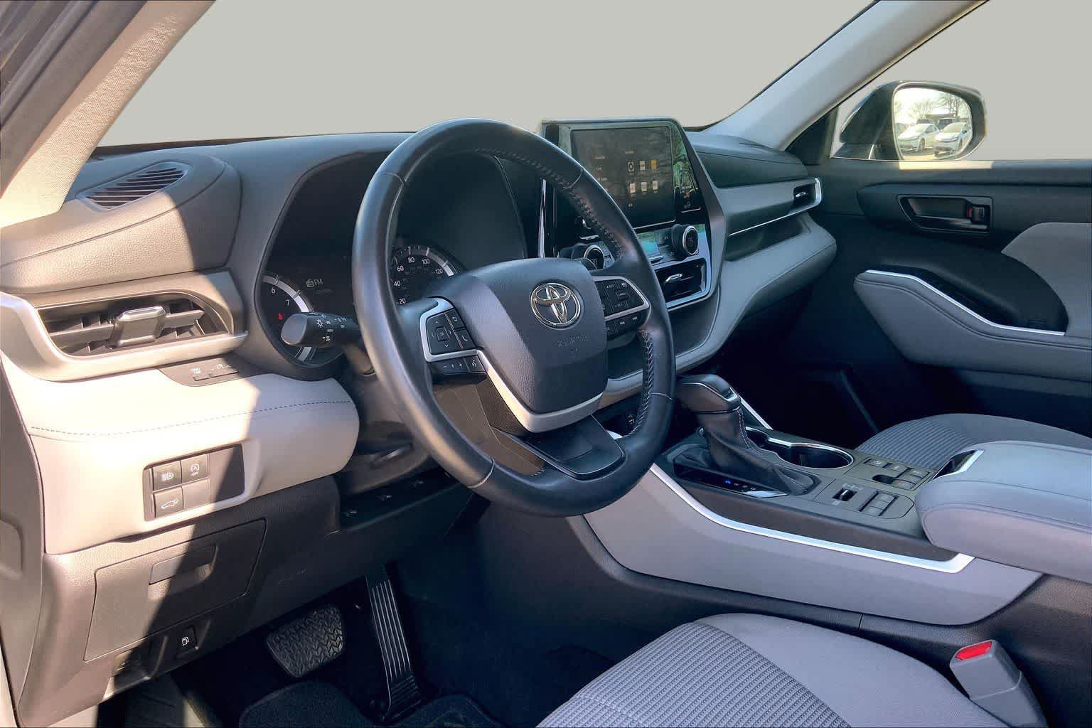 Used 2023 Toyota Highlander LE AWD/4WD image 28