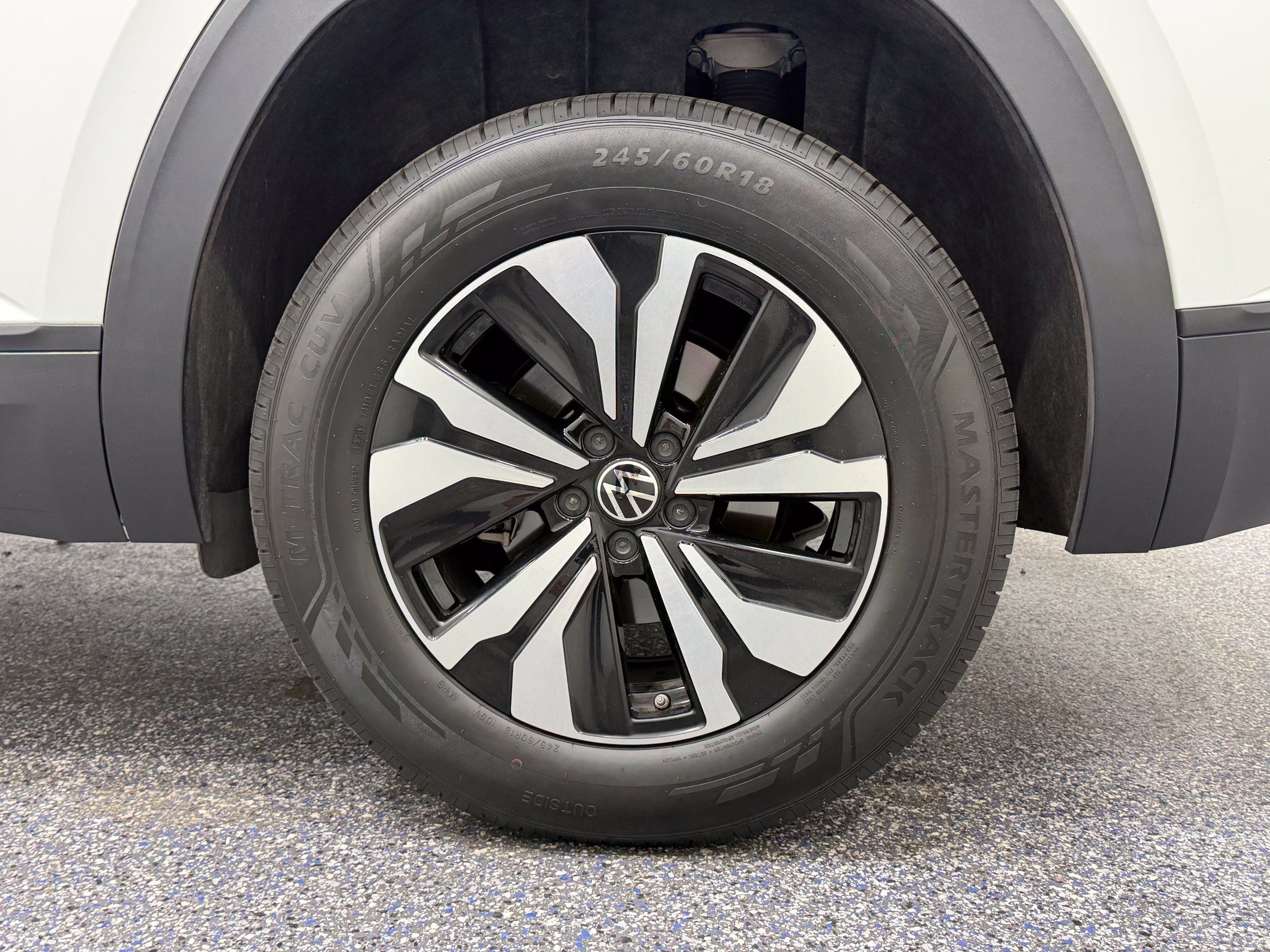 Certified 2024 Volkswagen Atlas Cross Sport SE FWD image 12