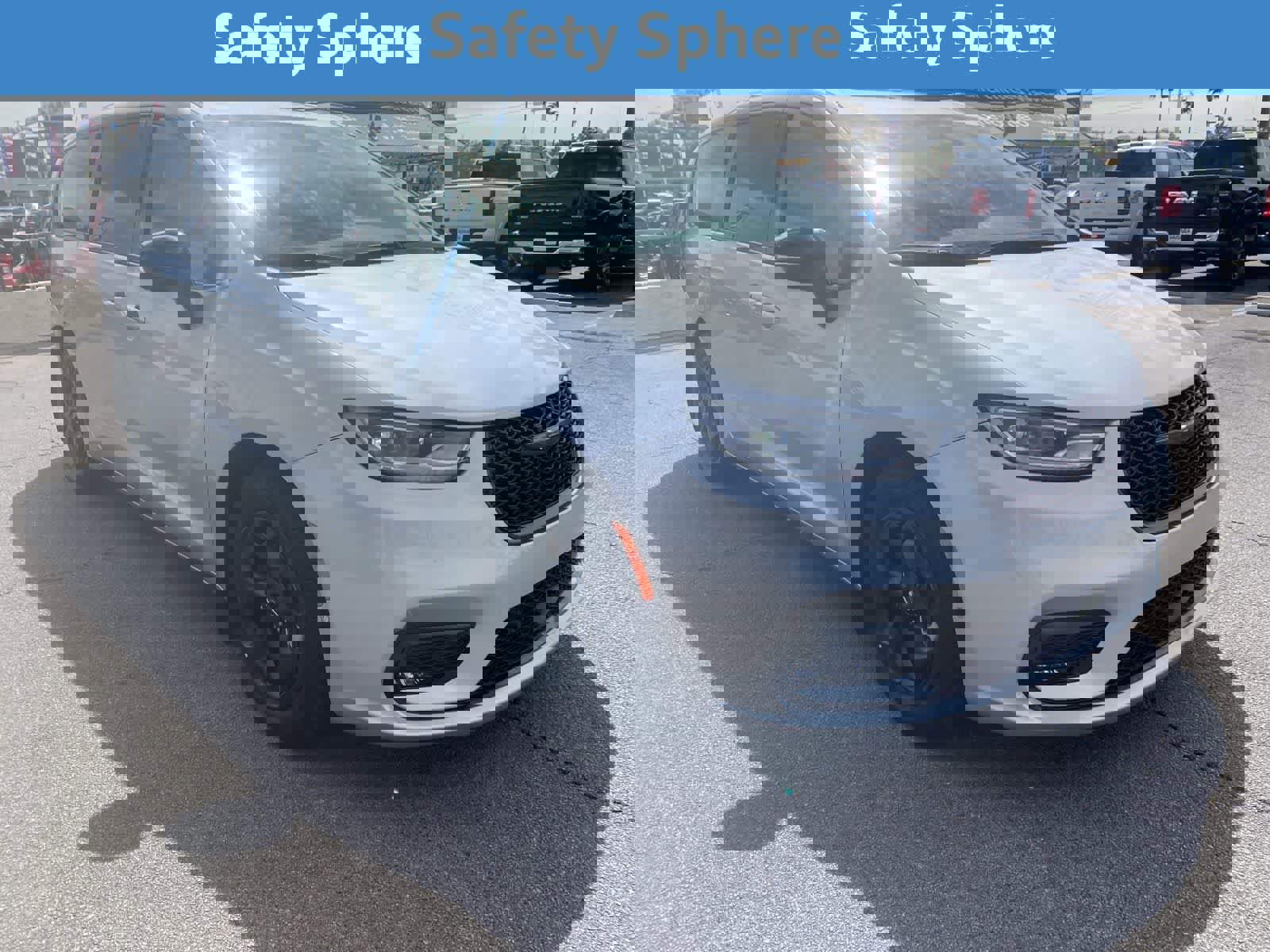 Used 2023 Chrysler Pacifica Limited w/ Uconnect Theater Family Group image 5