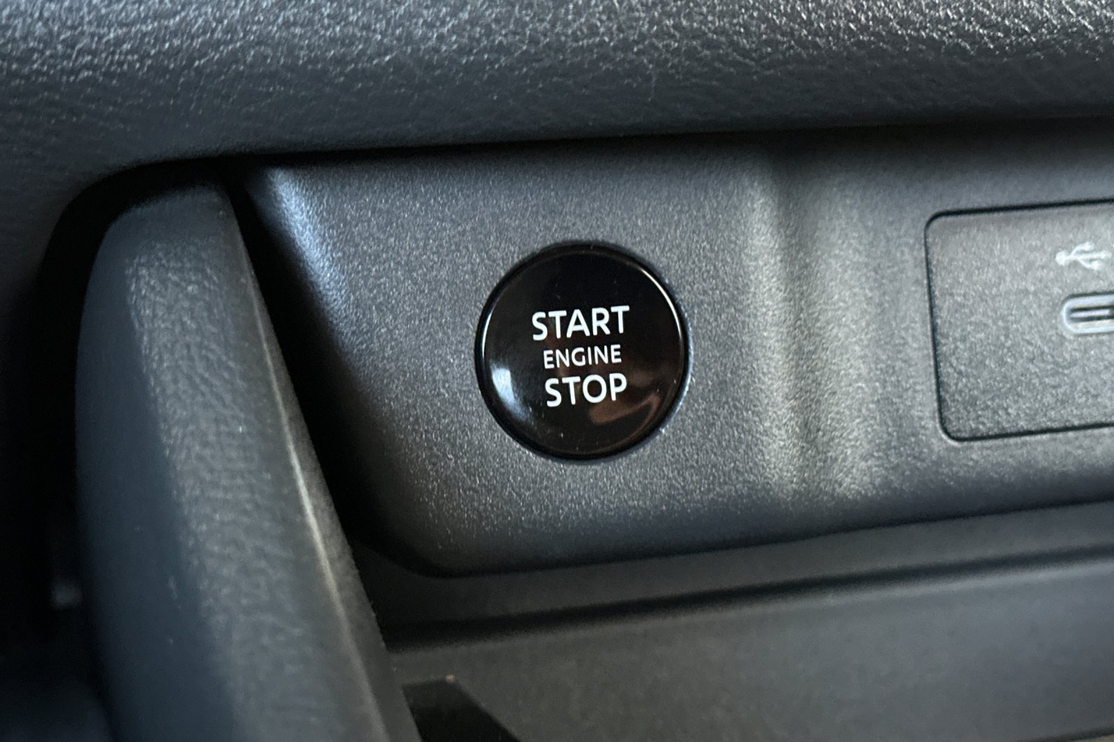 Used 2025 Nissan Rogue SV FWD image 29