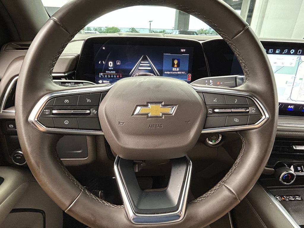 Used 2025 Chevrolet Suburban LT RWD image 37
