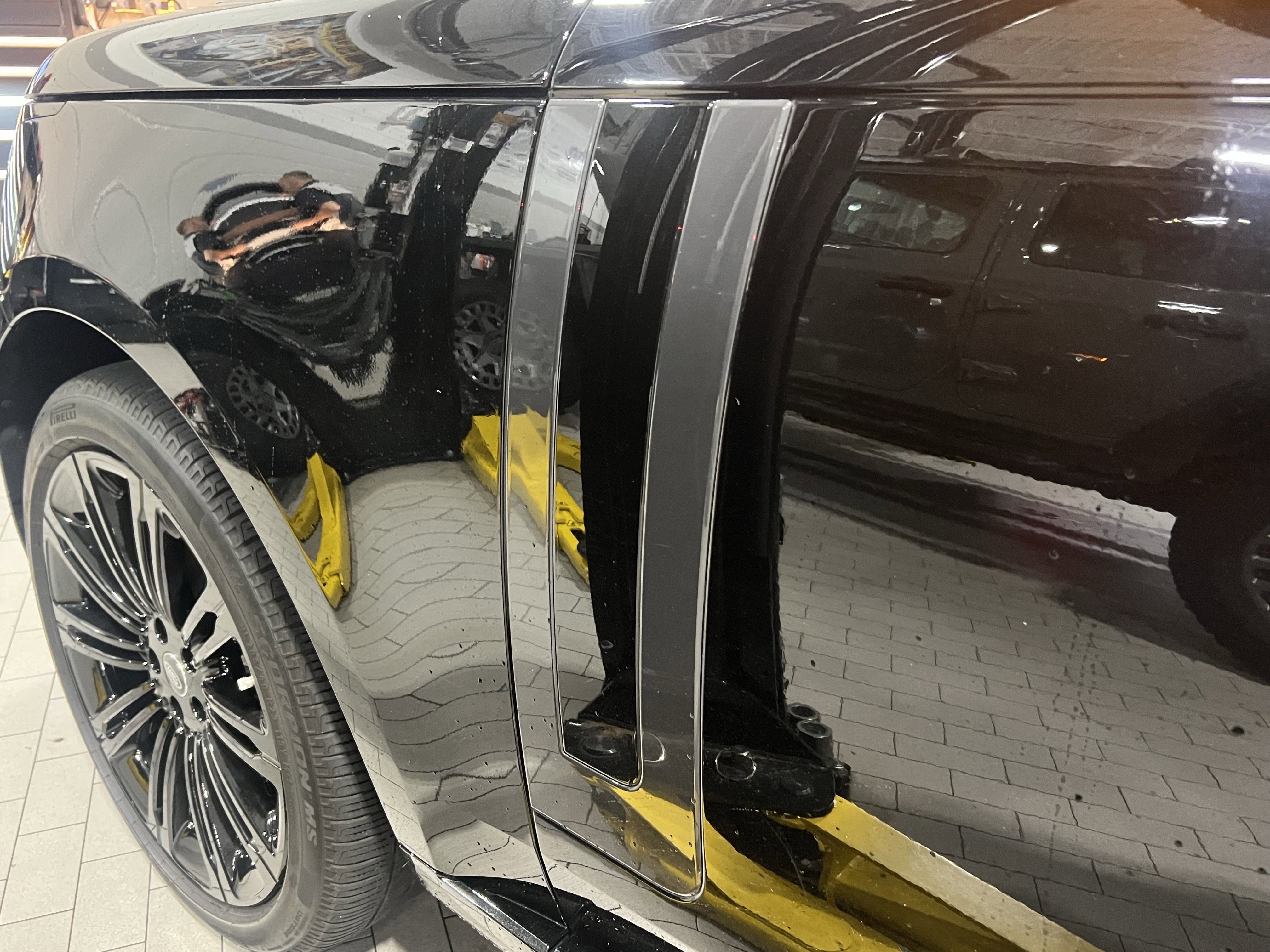 Used 2025 Land Rover Range Rover Long Wheelbase SE image 32