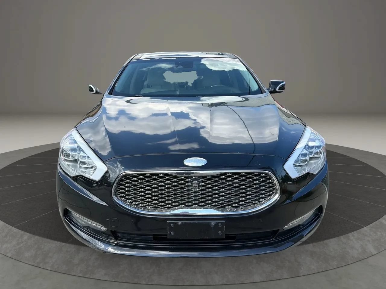 Used 2017 Kia K900 Luxury w/ VIP Plus Package RWD image 2