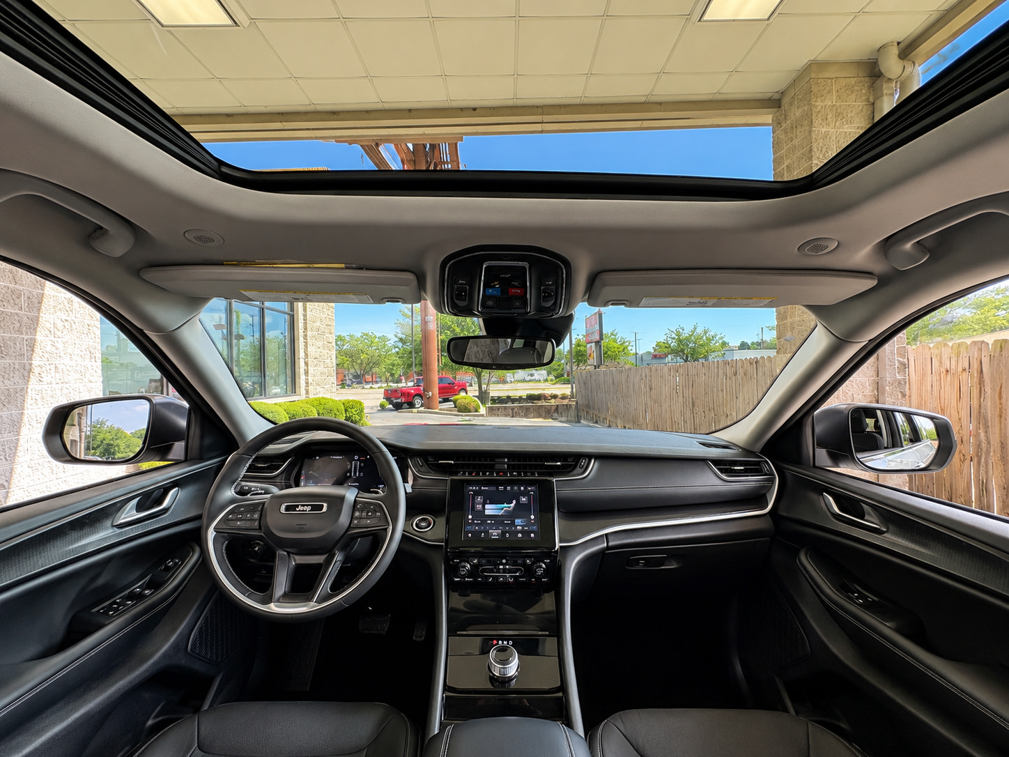 Used 2023 Jeep Grand Cherokee Laredo w/ Luxury Tech Group I AWD/4WD image 2
