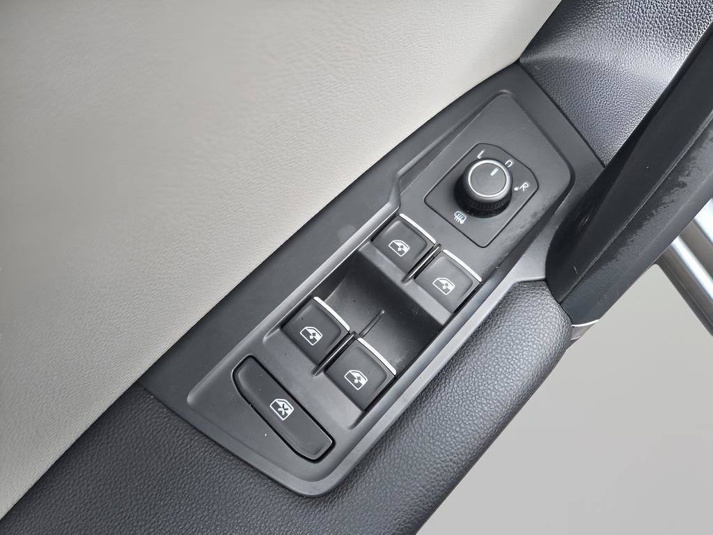 Used 2018 Volkswagen Tiguan SE w/ Panoramic Sunroof Package image 27