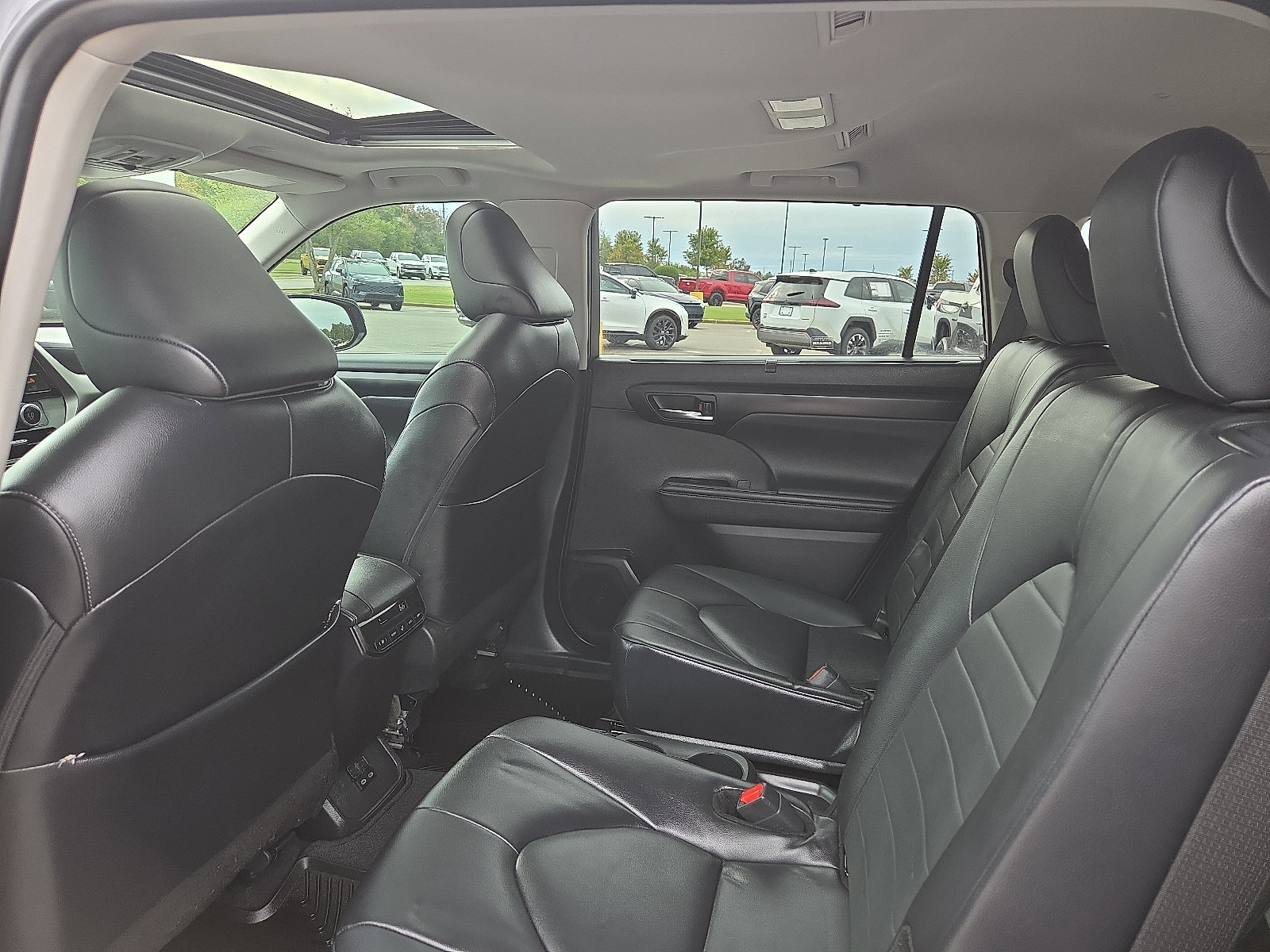 Used 2024 Toyota Highlander XLE AWD/4WD image 10