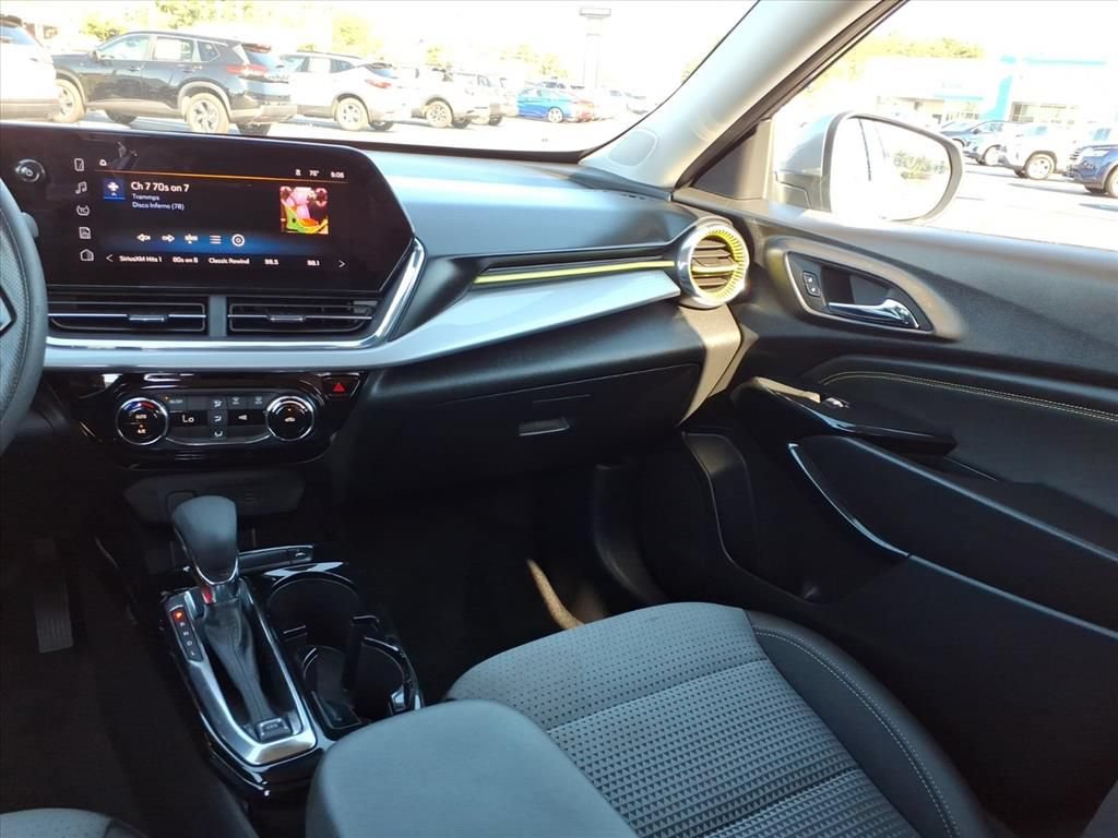 Used 2025 Chevrolet Trax LT FWD image 23