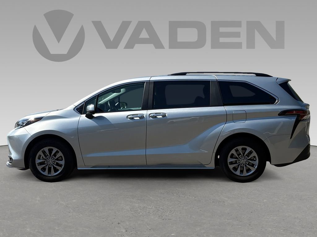 Used 2025 Toyota Sienna XLE image 9