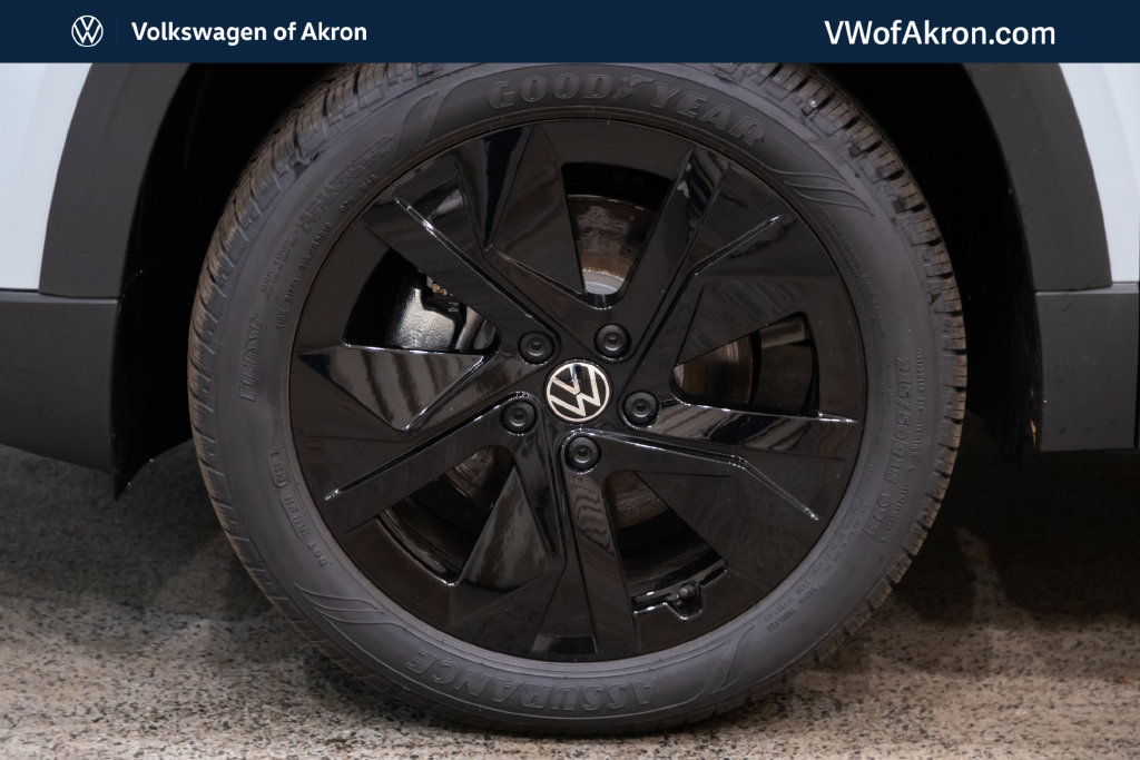 New 2026 Volkswagen Taos SE FWD image 8