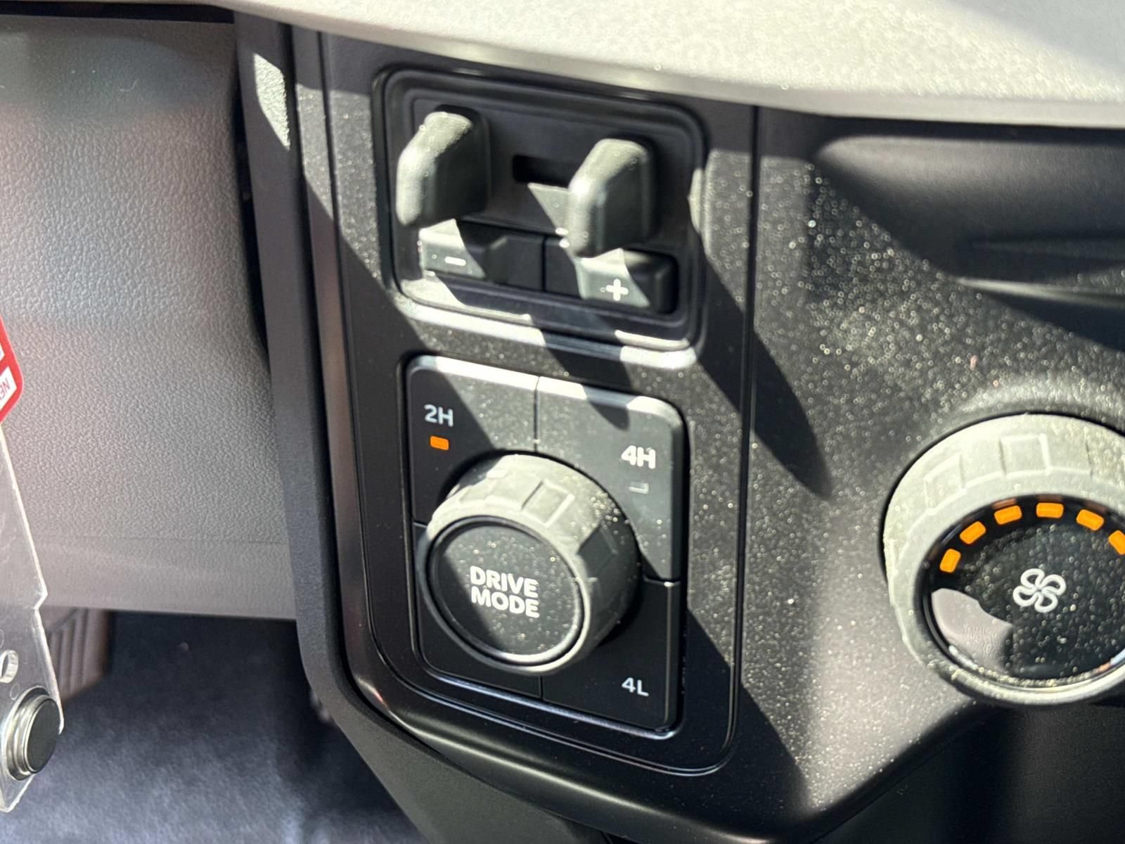 New 2025 Ford F550 4x4 Crew Cab image 17