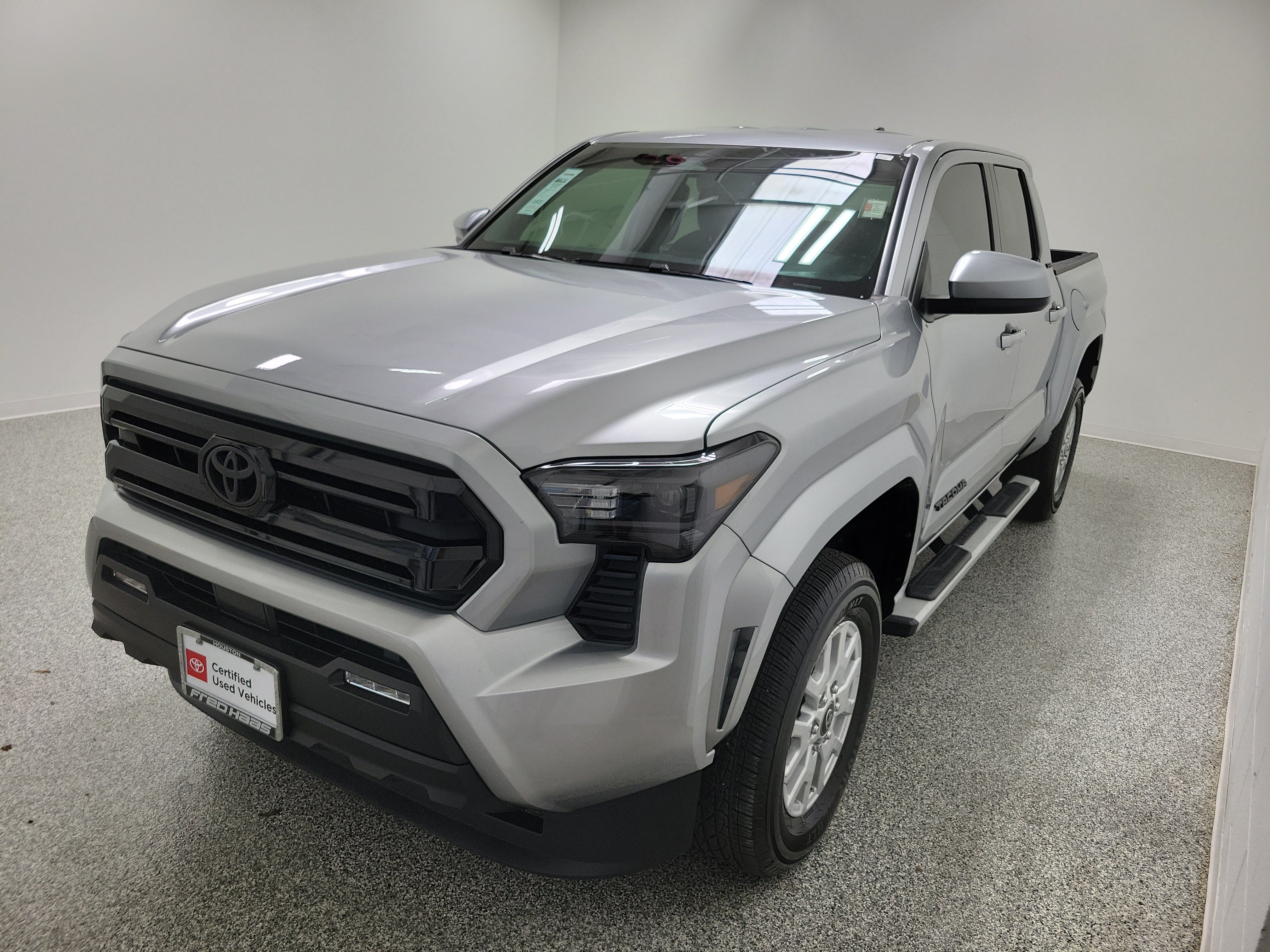 Certified 2025 Toyota Tacoma SR5 AWD/4WD image 2