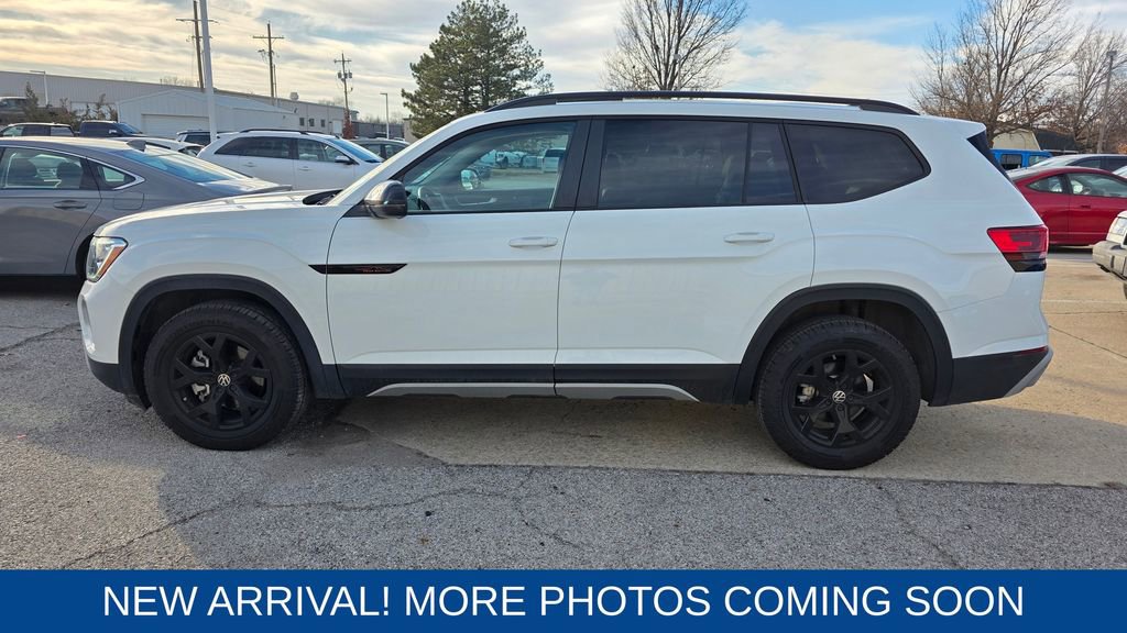 Used 2024 Volkswagen Atlas Peak Edition SE image 2