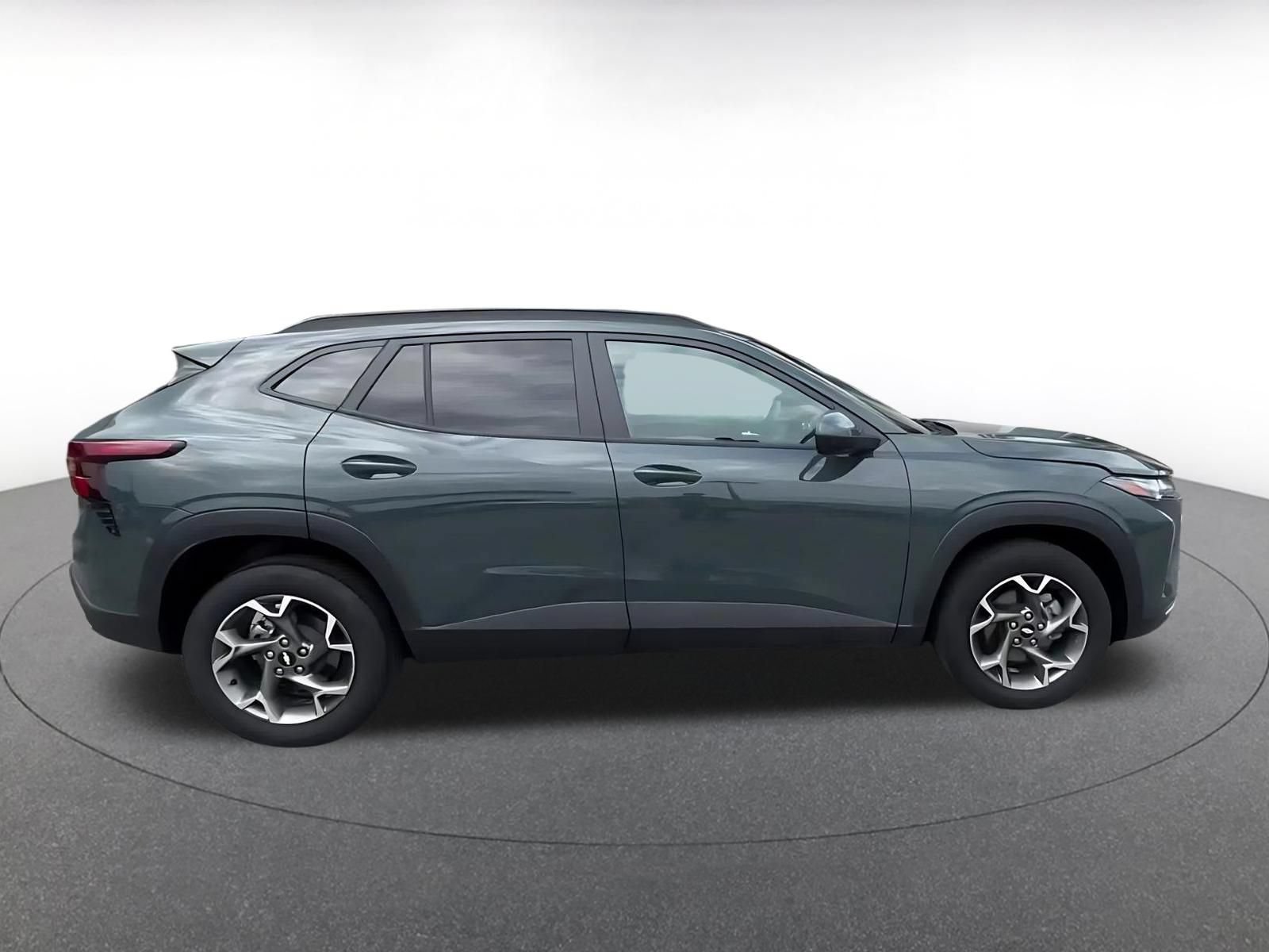 Used 2025 Chevrolet Trax LT FWD image 16