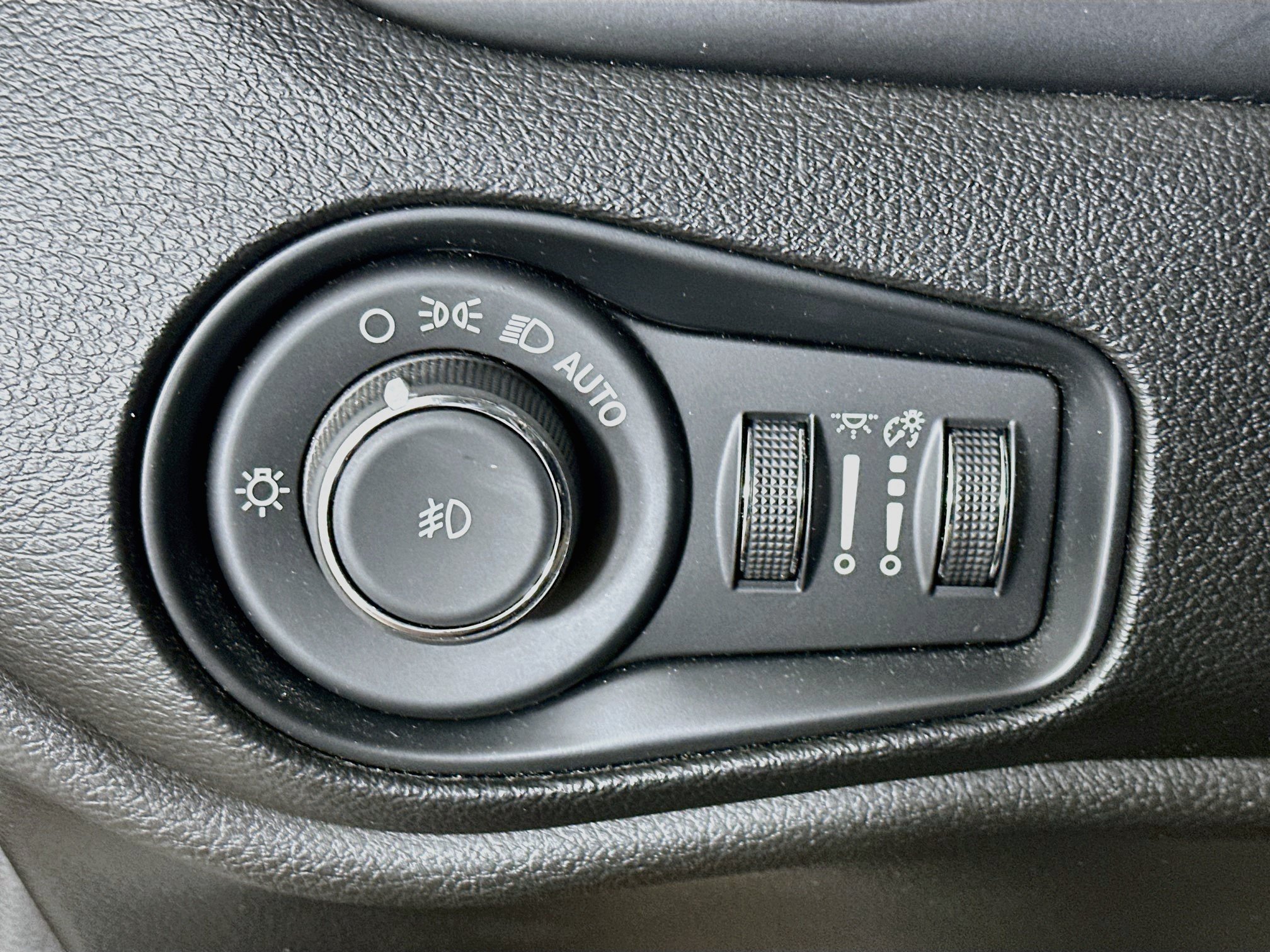Used 2019 Jeep Renegade Trailhawk w/ UConnect 8.4 Nav Group AWD/4WD image 17