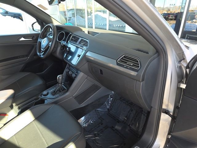 Used 2020 Volkswagen Tiguan SE R-Line image 9