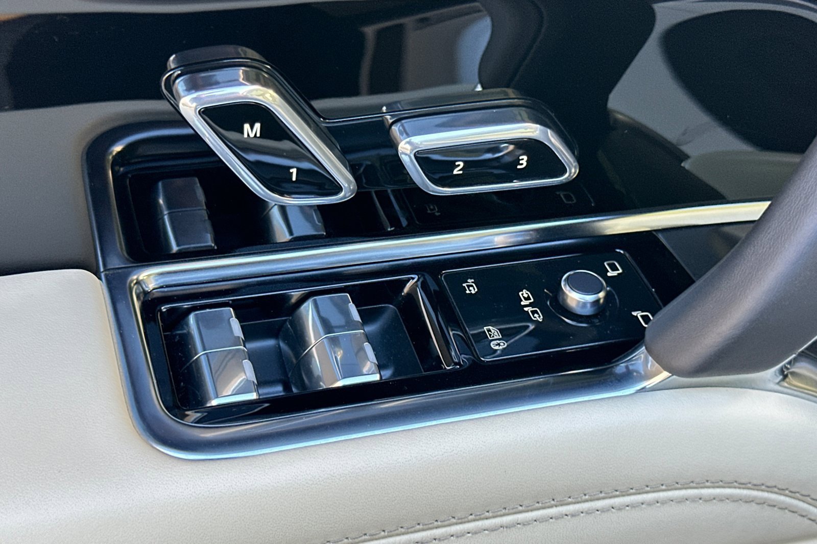 Certified 2024 Land Rover Range Rover SE image 11