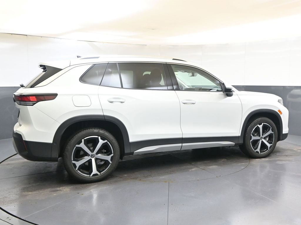 Used 2025 Volkswagen Tiguan SE w/ Panoramic Sunroof Package image 6