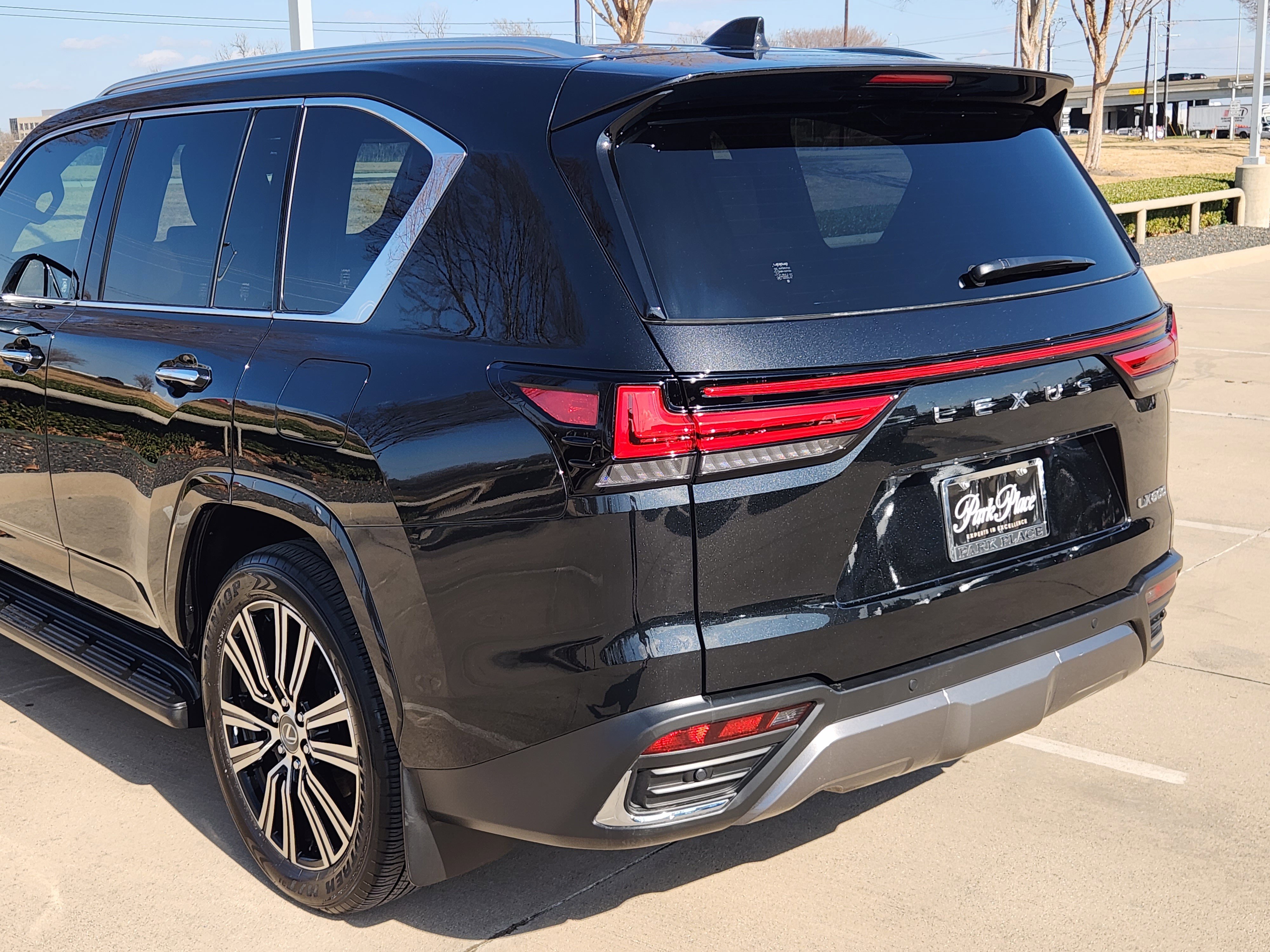 Used 2025 Lexus LX 600 4WD w/ Luxury Package image 11